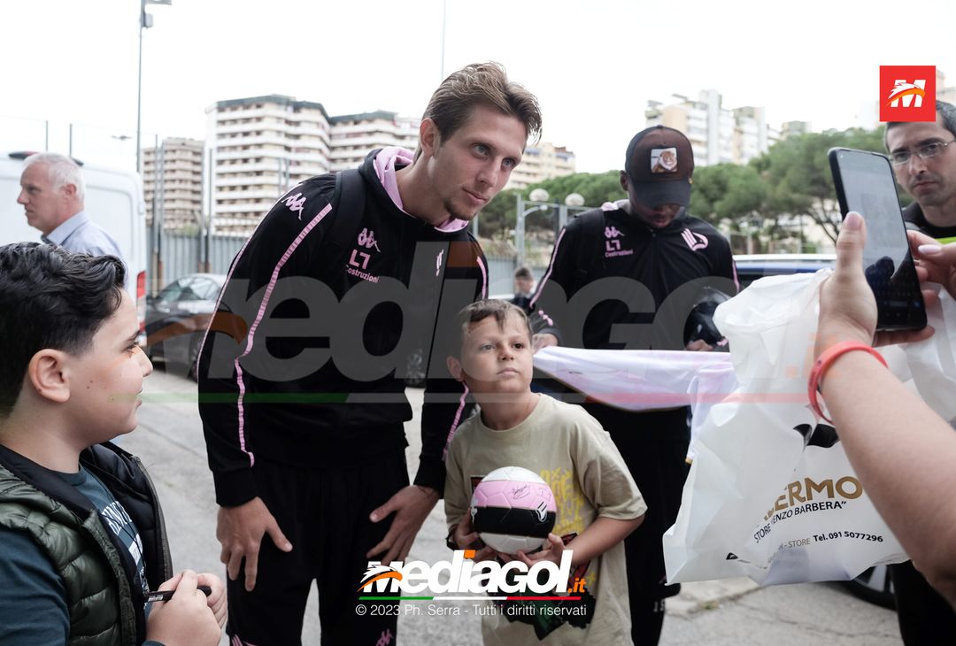 FOTO Cagliari-Palermo, i Rosanero in partenza dal “Renzo Barbera” (GALLERY) - immagine 22