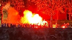 Samp “in lutto”, corteo funebre dedicato al Genoa: bare, croci, lumini e B rossoblù…