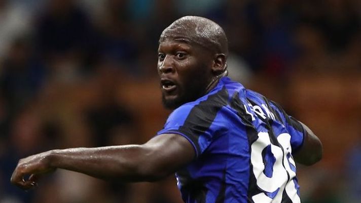 MILAN, ITALY - AUGUST 20: Romelu Lukaku of FC Internazionale in action during the Serie A match between FC Internazionale and Spezia Calcio at Stadio Giuseppe Meazza on August 20, 2022 in Milan, . (Photo by Marco Luzzani/Getty Images) Gazzetta: “Il Napoli e Kim sono avvisati, Lukaku è tornato a spaventare le difese” - immagine 1