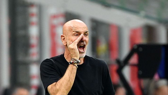 AC Milan's Italian coach Stefano Pioli reacts during the Italian Serie A football match between AC Milan and Juventus at the San Siro stadium in Milan on October 8, 2022. (Photo by Isabella BONOTTO / AFP) (Photo by ISABELLA BONOTTO/AFP via Getty Images) Pioli: “De Ketelaere out, quanto sta fuori! La scelta su Messias, cosa succede a Dest” - immagine 1