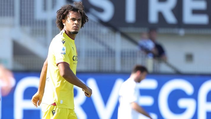 LA SPEZIA, ITALY - SEPTEMBER 04: Josua Orobosa Zirkzee of Bologna FC looks on during the Serie A match between Spezia Calcio and Bologna FC at Stadio Alberto Picco on September 4, 2022 in La Spezia, Italy. (Photo by Gabriele Maltinti/Getty Images) Arnautovic out, il Bologna si affida a Zirkzee: la probabile formazione per il Monza - immagine 1