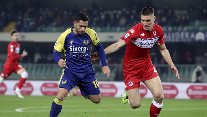 VERONA, ITALY - DECEMBER 22: Gianluca Caprari (L) of Hellas Verona is challenged by Nikola Milenkovic (R) of ACF Fiorentina during the Serie A match between Hellas Verona and ACF Fiorentina at Stadio Marcantonio Bentegodi on December 22, 2021 in Verona, Italy. (Photo by Giuseppe Cottini/Getty Images) Ex obiettivi, Caprari domani può chiudere col Monza - immagine 1