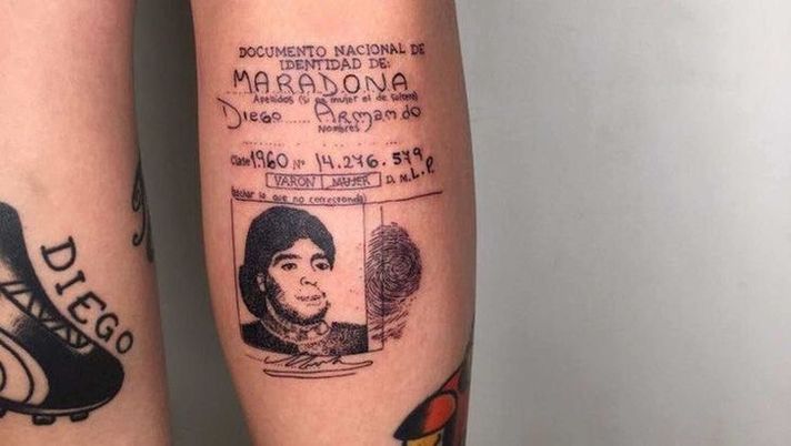 Daniela va oltre: la carta d’identità di Maradona tatuata per sempre sulla sua gamba! Daniela va oltre: la carta d’identità di Maradona tatuata per sempre sulla sua gamba! - immagine 1