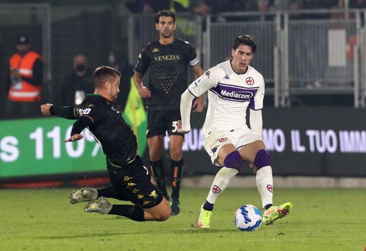 VENICE, ITALY - OCTOBER 18: Domen Crnigoj of Venezia competes for the ball with Dusan Vlahovic of Fiorentina during the Serie A match between Venezia FC and ACF Fiorentina at Stadio Pier Luigi Penzo on October 18, 2021 in Venice, Italy. (Photo by Maurizio Lagana/Getty Images) VENICE, ITALY - OCTOBER 18: Domen Crnigoj of Venezia competes for the ball with Dusan Vlahovic of Fiorentina during the Serie A match between Venezia FC and ACF Fiorentina at Stadio Pier Luigi Penzo on October 18, 2021 in Venice, Italy. (Photo by Maurizio Lagana/Getty Images)