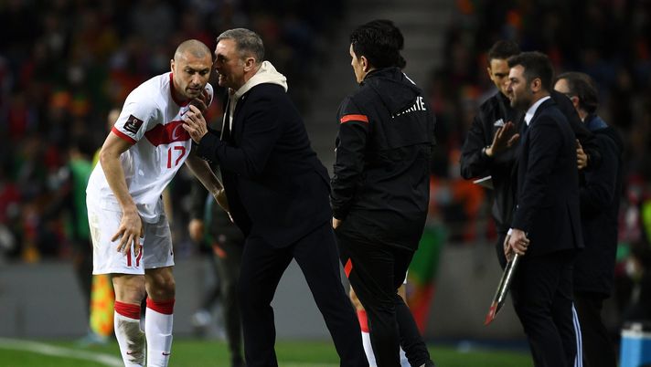 PORTO, PORTUGAL - MARCH 24: Turkey Head Coach Stefan Kuntz gives instructions to Burak Yilmaz during the 2022 FIFA World Cup Qualifier knockout round play-off match between Portugal and Turkey at Estadio do Dragao on March 24, 2022 in Porto, Porto. (Photo by Octavio Passos/Getty Images) Turchia-Italia, i convocati di Kuntz in vista della sfida contro gli azzurri - immagine 1