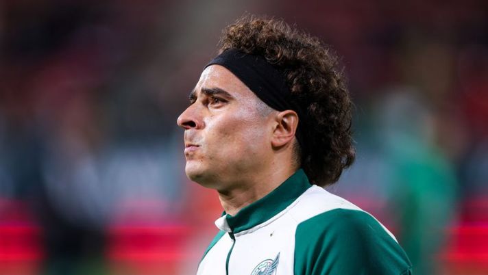GIRONA, SPAIN - NOVEMBER 16: Guillermo Ochoa of Mexico looks on during the friendly match between Mexico and Sweden at Montilivi Stadium on November 16, 2022 in Girona, Spain. (Photo by Eric Alonso/Getty Images) Ochoa si presenta: “Non potevo dire no, la verità sul contratto. E quando torna Sepe…” - immagine 1