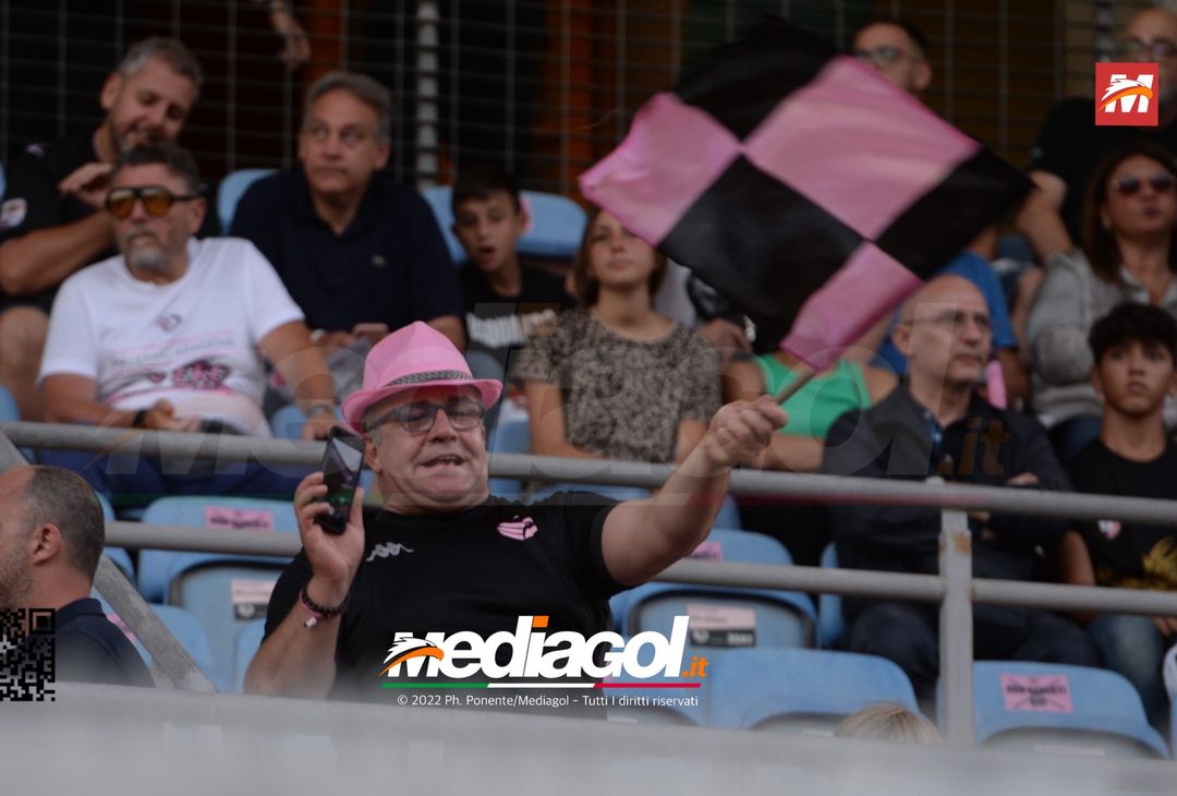 Fototifo, facce da Serie B. I tifosi allo stadio per Palermo-Padova 1-0 - immagine 135