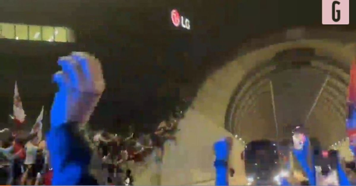 Foto, cori e applausi: l’arrivo del pullman a Casa Milan | VIDEO Foto, cori e applausi: l’arrivo del pullman a Casa Milan | VIDEO
