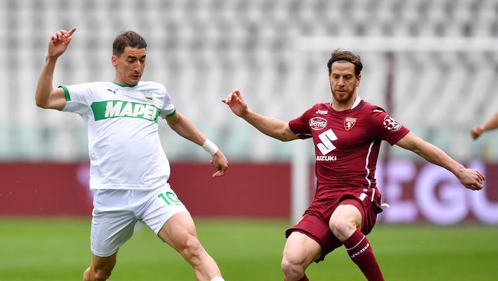 TURIN, ITALY - MARCH 17: Filip Djuricic of Sassuolo battles for possession with Cristian Ansaldi of Torino F.C. during the Serie A match between Torino FC and US Sassuolo at Stadio Olimpico di Torino on March 17, 2021 in Turin, Italy. Sporting stadiums around Italy remain under strict restrictions due to the Coronavirus Pandemic as Government social distancing laws prohibit fans inside venues resulting in games being played behind closed doors. (Photo by Valerio Pennicino/Getty Images) TURIN, ITALY - MARCH 17: Filip Djuricic of Sassuolo battles for possession with Cristian Ansaldi of Torino F.C. during the Serie A match between Torino FC and US Sassuolo at Stadio Olimpico di Torino on March 17, 2021 in Turin, Italy. Sporting stadiums around Italy remain under strict restrictions due to the Coronavirus Pandemic as Government social distancing laws prohibit fans inside venues resulting in games being played behind closed doors. (Photo by Valerio Pennicino/Getty Images)
