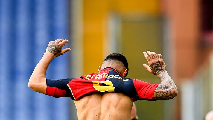 GENOA, ITALY - MAY 09: Gianluca Scamacca of Genoa wears his shirt before entering the pitch during the Serie A match between Genoa CFC and US Sassuolo at Stadio Luigi Ferraris on May 9, 2021 in Genoa, Italy. (Photo by Getty Images) 
