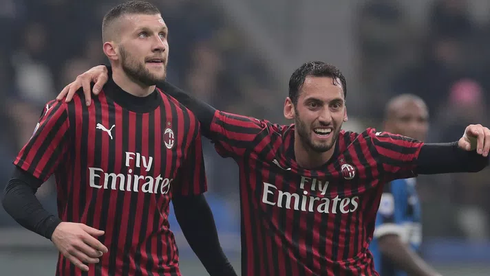 Ante Rebic e Hakan Calhanoglu, giocatori del Milan (credits: GETTY Images)