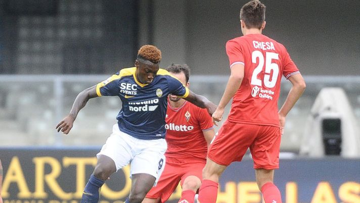VERONA, ITALY - SEPTEMBER 10: Moise Kean # 9 of Hellas Verona FC in action during the Serie A match between Hellas Verona FC and ACF Fiorentina at Stadio Marc'Antonio Bentegodi on September 10, 2017 in Verona, Italy. (Photo by Mario Carlini / Iguana Press/Getty Images) Kean, prova da horror per La Gazzetta! Ma Pecchia non ci sta: “Si è sbattuto, ci aiuterà” - immagine 1