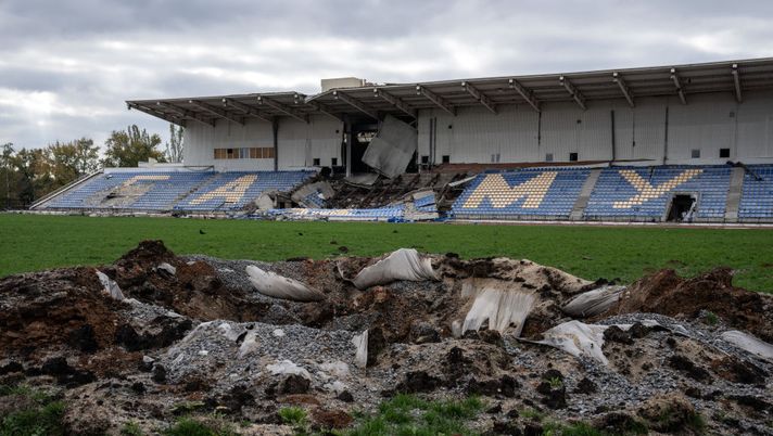 BAKHMUT, UKRAINE - OCTOBER 21: A missile crater pierces a football pitch near a spectator stand that has also been struck by a missile, on October 21, 2022 in Bakhmut, Donetsk oblast, Ukraine. Ukrainian president Volodymyr Zelensky has accused Russia of preparing to blow up the Kakhovka dam on the Dnieper River which could lead to a 'large-scale disaster' including the flooding of around 80 settlements and the regional capital Kherson. (Photo by Carl Court/Getty Images) Ucraina, continui blackout: il popolo non riesce a distrarsi guardando i Mondiali - immagine 1