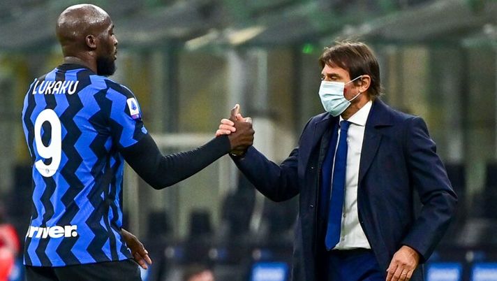 Inter Milan's Belgian forward Romelu Lukaku (L) and Inter Milan's Italian coach Antonio Conte tap hands at the end of the Italian Serie A football match Inter vs Torino on November 22, 2020 at the Giuseppe-Meazza (San Siro) stadium in Milan. (Photo by MIGUEL MEDINA / AFP) (Photo by MIGUEL MEDINA/AFP via Getty Images) Inter-Sassuolo, emerse le due date per il recupero: quando si giocherà la partita - immagine 1