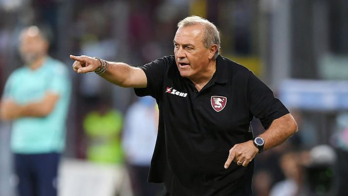 SALERNO, ITALY - SEPTEMBER 22: Fabrizio Castori US Salernitana coach gestures during the Serie A match between US Salernitana v Hellas Verona FC at Stadio Arechi on September 22, 2021 in Salerno, Italy. (Photo by Francesco Pecoraro/Getty Images) Castori: “Ribery è una sorpresa e non si risparmia. Simy lavora per la squadra” - immagine 1