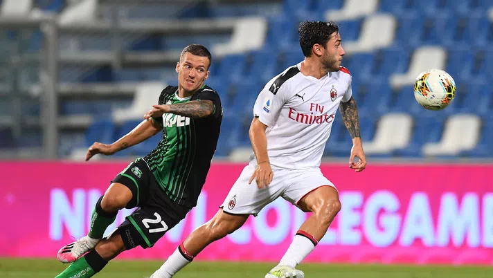 REGGIO NELL'EMILIA, ITALY - JULY 21:  Lukas Haraslin of US Sassuolo competes for the ball with Davide Calabria of AC Milan during the Serie A match between US Sassuolo and AC Milan at Mapei Stadium - Città del Tricolore on July 21, 2020 in Reggio nell'Emilia, Italy. (Photo by Alessandro Sabattini/Getty Images)