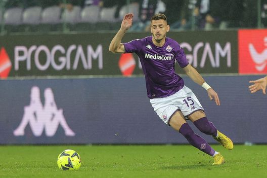 FLORENCE, ITALY - JANUARY 07: Aleksa Terzic of ACF Fiorentina in action during the Serie A match between ACF Fiorentina and US Sassuolo at Stadio Artemio Franchi on January 7, 2023 in Florence, Italy. (Photo by Gabriele Maltinti/Getty Images) VN – Bologna pronto a tornare alla carica per Terzic: le ultime- immagine 2