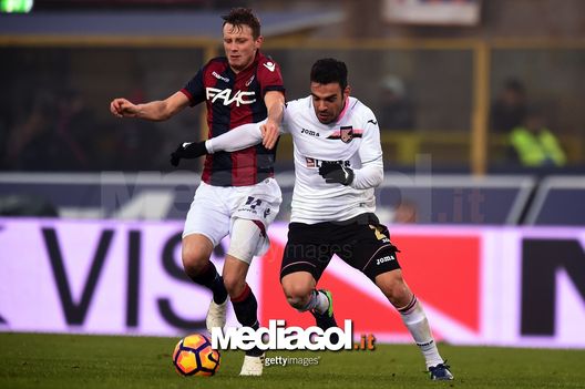 BOLOGNA, ITALY - NOVEMBER 20: Krejci Ladislav (L) of Bologna and Bruno Henrique of Palermo compete for the ball during the Serie A match between Bologna FC and US Citta di Palermo at Stadio Renato Dall'Ara on November 20, 2016 in Bologna, Italy. (Photo by Tullio M. Puglia/Getty Images) BOLOGNA, ITALY - NOVEMBER 20: Krejci Ladislav (L) of Bologna and Bruno Henrique of Palermo compete for the ball during the Serie A match between Bologna FC and US Citta di Palermo at Stadio Renato Dall'Ara on November 20, 2016 in Bologna, Italy. (Photo by Tullio M. Puglia/Getty Images)