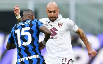 MILAN, ITALY - NOVEMBER 22: Simone Zaza of Torino battles for possession with Ashley Young of Inter Milan during the Serie A match between FC Internazionale and Torino FC at Stadio Giuseppe Meazza on November 22, 2020 in Milan, Italy. Sporting stadiums around Italy remain under strict restrictions due to the Coronavirus Pandemic as Government social distancing laws prohibit fans inside venues resulting in games being played behind closed doors. (Photo by Valerio Pennicino/Getty Images)