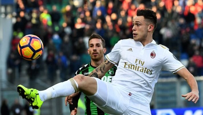 AC Milan's forward Lucas Ocampos controls the ball over Sassuolo's forward Antonino Ragusa (rear ) during the Italian Serie A football match Sassuolo vs AC Milan on February 26, 2017 at the Mapei stadium in Reggio Emilia. / AFP / Vincenzo PINTO (Photo credit should read VINCENZO PINTO/AFP/Getty Images) Tegola Milan: Montella ne perde due per la prossima contro l’Atalanta - immagine 1