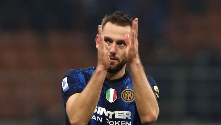 MILAN, ITALY - OCTOBER 24: Stefan De Vrij of FC Internazionale salutes the crowd at the end of the Serie A match between FC Internazionale and Juventus at Stadio Giuseppe Meazza on October 24, 2021 in Milan, Italy. (Photo by Marco Luzzani/Getty Images) Inter, buone notizie per Brozovic in vista del Lecce. De Vrij e D’Ambrosio… - immagine 1