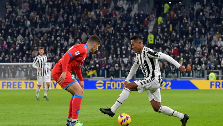 TURIN, ITALY - JANUARY 06: Alex Sandro of Juventus is challenged by Giovanni Di Lorenzo of Napoli during the Serie A match between Juventus and SSC Napoli at Allianz Stadium on January 06, 2022 in Turin, Italy. (Photo by Daniele Badolato - Juventus FC/Juventus FC via Getty Images) Juventus, anche così meglio il Napoli - immagine 1