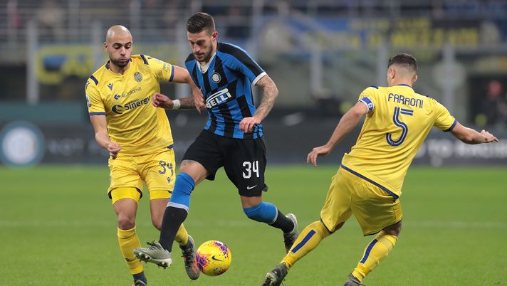 MILAN, ITALY - NOVEMBER 09: Cristiano Biraghi (C) of FC Internazionale is challenged by Sofyan Amrabat (L) and Davide Faraoni (R) of Hellas Verona during the Serie A match between FC Internazionale and Hellas Verona at Stadio Giuseppe Meazza on November 9, 2019 in Milan, Italy. (Photo by Emilio Andreoli/Getty Images) MILAN, ITALY - NOVEMBER 09: Cristiano Biraghi (C) of FC Internazionale is challenged by Sofyan Amrabat (L) and Davide Faraoni (R) of Hellas Verona during the Serie A match between FC Internazionale and Hellas Verona at Stadio Giuseppe Meazza on November 9, 2019 in Milan, Italy. (Photo by Emilio Andreoli/Getty Images)