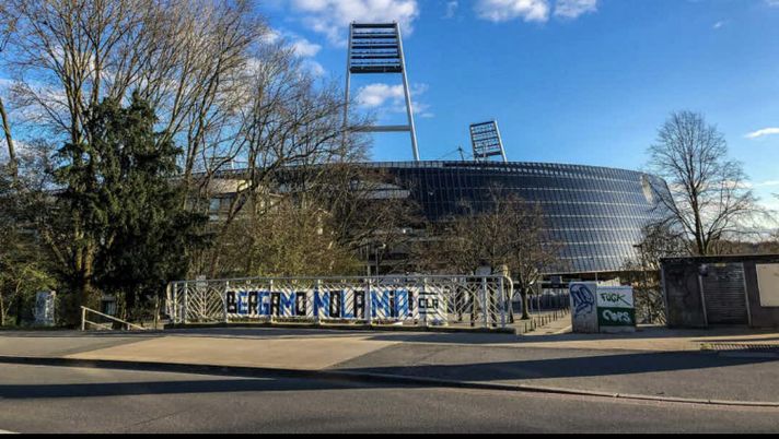 Lo striscione "Bergamo mola mia" davanti al Weserstadion di Brema 