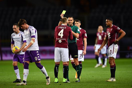 TURIN, ITALY - JANUARY 29: Lyanco of Torino receives a yellow card from referee Marco Di Bello following his challenge on Dusan Vlahovic of Fiorentina during the Serie A match between Torino FC and ACF Fiorentina at Stadio Olimpico di Torino on January 29, 2021 in Turin, Italy. (Photo by Valerio Pennicino/Getty Images) TURIN, ITALY - JANUARY 29: Lyanco of Torino receives a yellow card from referee Marco Di Bello following his challenge on Dusan Vlahovic of Fiorentina during the Serie A match between Torino FC and ACF Fiorentina at Stadio Olimpico di Torino on January 29, 2021 in Turin, Italy. (Photo by Valerio Pennicino/Getty Images)