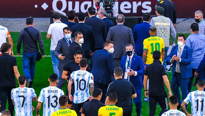SAO PAULO, BRAZIL - SEPTEMBER 05: Players leave the area after the World Cup Qualifier game between Brazil and Argentina at Arena Corinthians on September 05, 2021 in Sao Paulo, Brazil. The World Cup Qualifier game between Brazil and Argentina has been suspended due to health reasons on Sunday. Brazilian Health Authorities storm field to deport 4 Premier League players accused of not complying with coronavirus rules. (Photo by Marcello Zambrana/Anadolu Agency via Getty Images) CONTROVERSIA BRASILE ARGENTINA