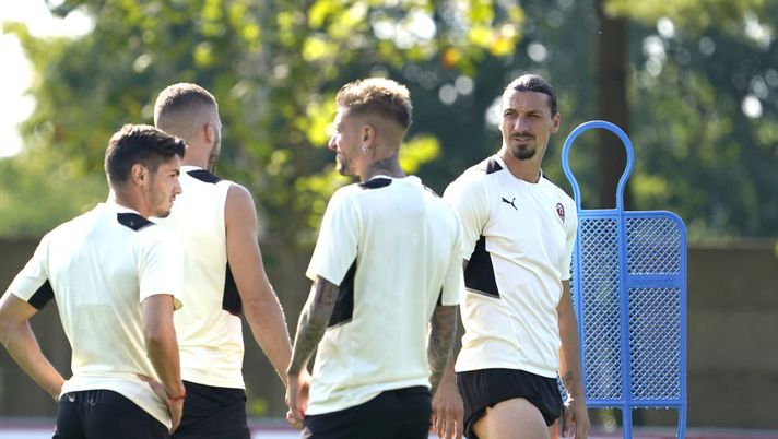 SPOGLIATOIO MILAN TUTTO OK