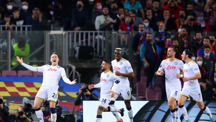 BARCELONA, SPAIN - FEBRUARY 17: Piotr Zielinski of SSC Napoli (L) celebrates with teammates Lorenzo Insigne, Victor Osimhen, Fabian Ruiz and Eljif Elmas of SSC Napoli after scoring their team's first goal during the UEFA Europa League Knockout Round Play-Off Leg One match between FC Barcelona and SSC Napoli at Camp Nou on February 17, 2022 in Barcelona, Spain. (Photo by Eric Alonso/Getty Images) BARCELONA, SPAIN - FEBRUARY 17: Piotr Zielinski of SSC Napoli (L) celebrates with teammates Lorenzo Insigne, Victor Osimhen, Fabian Ruiz and Eljif Elmas of SSC Napoli after scoring their team's first goal during the UEFA Europa League Knockout Round Play-Off Leg One match between FC Barcelona and SSC Napoli at Camp Nou on February 17, 2022 in Barcelona, Spain. (Photo by Eric Alonso/Getty Images)