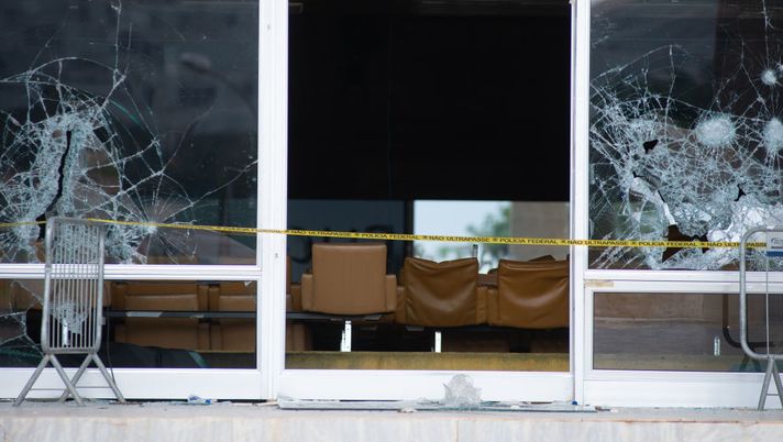 BRASILIA, BRAZIL - JANUARY 09: Damage is seen to the Supreme Federal Tribunal (STF) of Brazil following a riot the previous day led by radical supporters of former President Jair Bolsonaro on January 9, 2023 in Brasilia, Brazil. Brazil's President Lula called for peace after what he described as a coup attempt with over 1,200 supporters of Bolsonar taking the national congress. (Photo by Andressa Anholete/Getty Images) Brasile, la Federazione contro i golpisti: “Non indossate la maglia della nazionale, è unitiva e non divisiva” - immagine 1