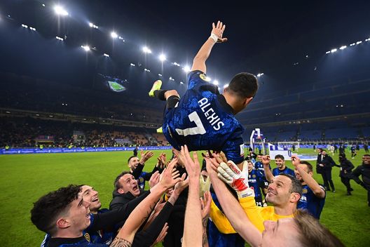 MILAN, ITALY - JANUARY 12: Players of FC Internazionale celebrate after Alexis Sanchez scored a last second winning goal during the Italian Super Cup match between FC Internazionale and Juventus at Stadio Giuseppe Meazza on January 12, 2022 in Milan, Italy. (Photo by Mattia Ozbot - Inter/Inter via Getty Images) MILAN, ITALY - JANUARY 12: Players of FC Internazionale celebrate after Alexis Sanchez scored a last second winning goal during the Italian Super Cup match between FC Internazionale and Juventus at Stadio Giuseppe Meazza on January 12, 2022 in Milan, Italy. (Photo by Mattia Ozbot - Inter/Inter via Getty Images)