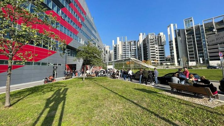 Code a Casa Milan: tifosi rossoneri in fila per i biglietti del derby contro l’Inter Code a Casa Milan: tifosi rossoneri in fila per i biglietti del derby contro l’Inter - immagine 1