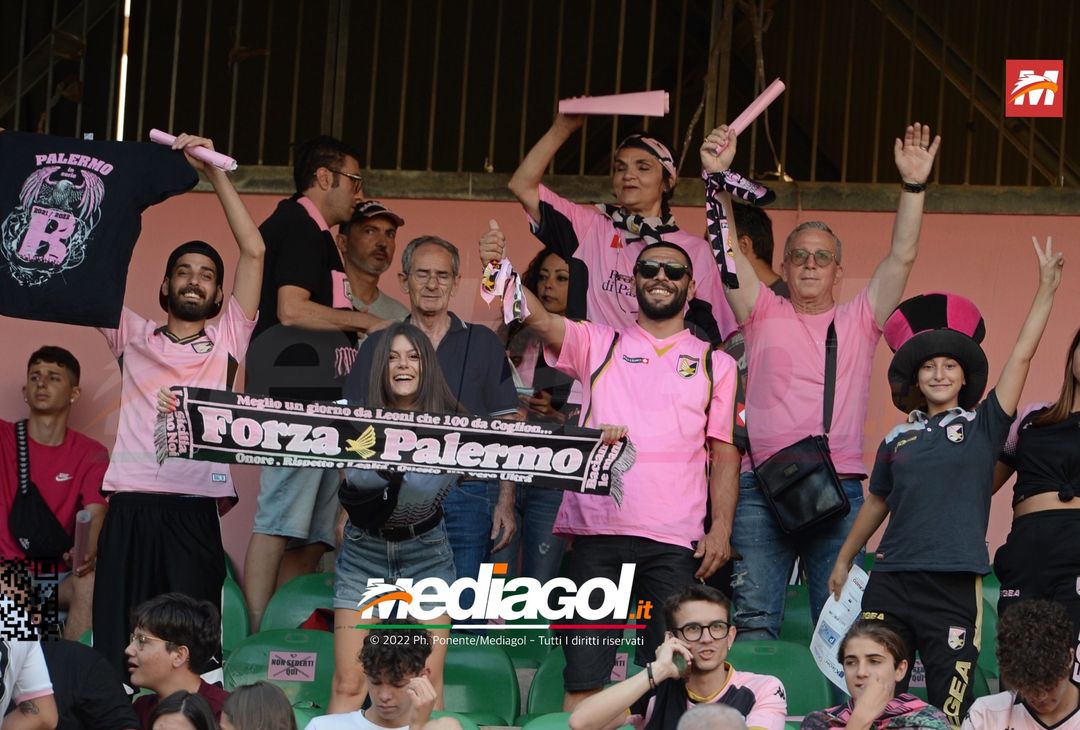Fototifo, facce da Serie B. I tifosi allo stadio per Palermo-Padova 1-0 - immagine 99