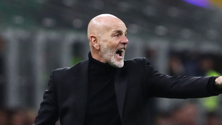 MILAN, ITALY - FEBRUARY 25: Stefano Pioli, Head Coach of AC Milan, gives the team instructions during the Serie A TIM match between AC Milan and Atalanta BC at Stadio Giuseppe Meazza on February 25, 2024 in Milan, Italy. (Photo by Marco Luzzani/Getty Images) Pioli: “Perché fuori Reijnders, la miglior partita di Leao! Gasp sui rigori con noi? Mi dà fastidio” - immagine 1