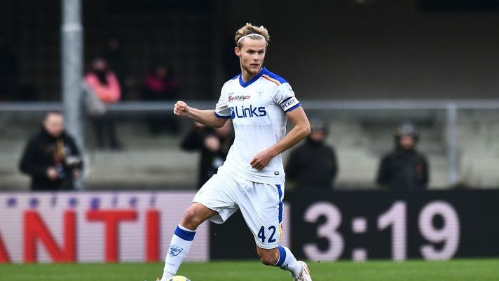 VERONA, ITALY - JANUARY 21: Morten Hjulmand of US Lecce in action during the Serie A match between Hellas Verona and US Lecce at Stadio Marcantonio Bentegodi on January 21, 2023 in Verona, Italy. (Photo by Alessandro Sabattini/Getty Images) Lecce, Hjulmand regolarmente a disposizione: le ultime sulla probabile formazione - immagine 1