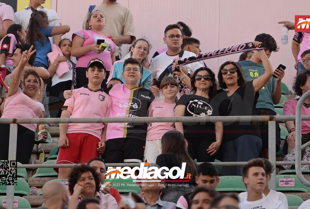Fototifo, facce da Serie B. I tifosi allo stadio per Palermo-Padova 1-0 - immagine 3