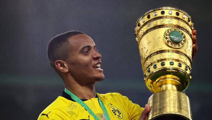 BERLIN, GERMANY - MAY 13: Manuel Akanji of Borussia Dortmund celebrates with the trophy after winning the DFB Cup final match between RB Leipzig and Borussia Dortmund at Olympic Stadium on May 13, 2021 in Berlin, Germany. Sporting stadiums around Germany remain under strict restrictions due to the Coronavirus Pandemic as Government social distancing laws prohibit fans inside venues resulting in games being played behind closed doors. (Photo by Martin Rose/Getty Images) Sky – Inter, Akanji piace molto. Bremer? Il Torino chiede con forza un nome - immagine 1