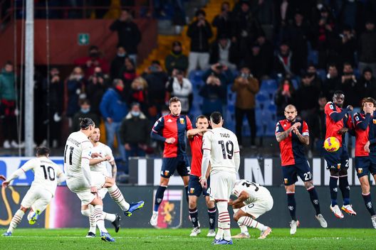 Zlatan Ibrahimovic in gol contro il Genoa. Zlatan Ibrahimovic in gol contro il Genoa.