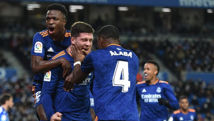 SAN SEBASTIAN, SPAIN - DECEMBER 04: Luka Jovic of Real Madrid celebrates with teammates Vinicius Junior and David Alaba after scoring their side's second goal during the La Liga Santander match between Real Sociedad and Real Madrid CF at Reale Arena on December 04, 2021 in San Sebastian, Spain. (Photo by Juan Manuel Serrano Arce/Getty Images) Una Fiorentina “Real”, Odriozola e non solo: il piano per la punta - immagine 1