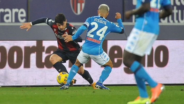 BOLOGNA, ITALY - NOVEMBER 08: Riccardo Orsolini of Bologna FC ( L ) competes the ball with Lorenzo Insigne of SSC Napoli ( R ) during the Serie A match between Bologna FC and SSC Napoli at Stadio Renato Dall'Ara on November 08, 2020 in Bologna, Italy. (Photo by Mario Carlini / Iguana Press/Getty Images) Gazzetta – Orsolini dovrebbe recuperare, confermato Binks al posto di Medel - immagine 1