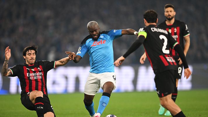 NAPLES, ITALY - APRIL 18: Tanguy NDombele of SSC Napoli is challenged by Sandro Tonali of AC Milan during the UEFA Champions League Quarterfinal Second Leg match between SSC Napoli and AC Milan at Stadio Diego Armando Maradona on April 18, 2023 in Naples, Italy. (Photo by Francesco Pecoraro/Getty Images) Ndombele, il Napoli ha già preso la sua decisione per l’eventuale riscatto: i dettagli - immagine 1