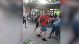 VIDEO / Scontri a Tirana: volano sedie e un uomo resta a terra