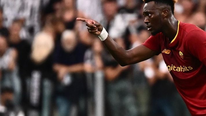 AS Roma's British forward Tammy Abraham celebrates after scoring an equalizer during the Italian Serie A football match between Juventus and AS Roma on August 27, 2022 at the Juventus stadium in Turin. (Photo by Marco BERTORELLO / AFP) (Photo by MARCO BERTORELLO/AFP via Getty Images) Abraham: “Dybala, grazie per l’assist: lo abbraccerò nello spogliatoio” - immagine 1