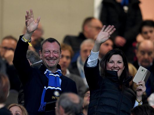 Pomeriggio impegnativo per Amadeus, Oggi paparazza lui e la moglie durante un litigio - immagine 1