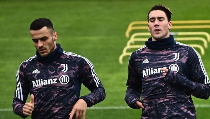 Juventus' Serbian midfielder Filip Kostic (L) and Juventus Serbian forward Dusan Vlahovic take part in a training session on the eve of the UEFA Champions League football match against Maccabi Haifa at JTC Continassa in Turin on October 10, 2022. (Photo by MARCO BERTORELLO / AFP) (Photo by MARCO BERTORELLO/AFP via Getty Images) Kostic: “Vlahovic ha grande fame, deve solo sbloccarsi. Ci ho parlato e…” - immagine 1