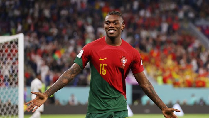 DOHA, QATAR - NOVEMBER 24: Rafael Leao of Portugal celebrates after scoring their team's third goal during the FIFA World Cup Qatar 2022 Group H match between Portugal and Ghana at Stadium 974 on November 24, 2022 in Doha, Qatar. (Photo by Clive Brunskill/Getty Images) Gol alla prima palla, Leao da 7 per Gazzetta: bisogna farsi questa domanda - immagine 1