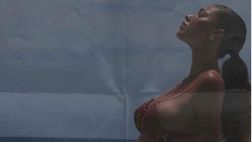 Belen Rodriguez bellissima in bikini e col pancione saluta così i follower